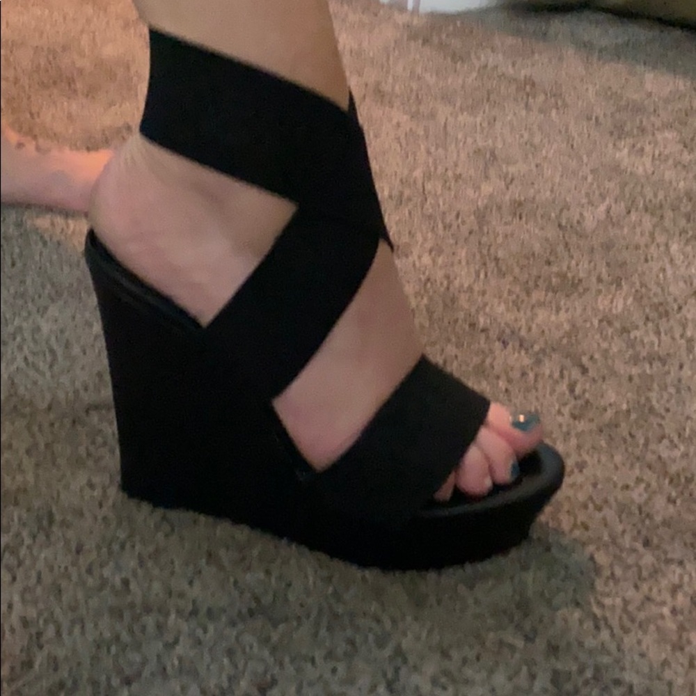 Black wedges
